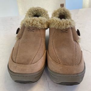 Hi-Tec V-Lite Thinsulate Snowflake Moc 200. Size 6 women’s.